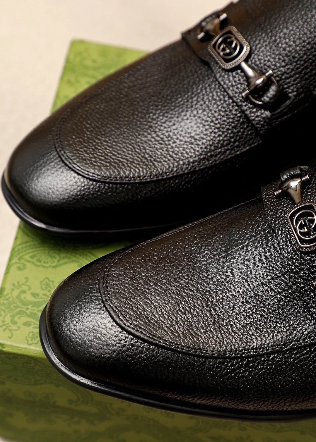 Men's shoes 💰460 💐 Product trademark: GUCCI "Gucci" casual leather shoes Regular size: 39-44 (38.45.46🉑️Customized) Product materials: Selected imported first-layer calfskin upper + luxury hardware buckle, imported cowhide leather lining. Strong three-dimensional visual effect, rubber outsole Color: 1⃣️color optional